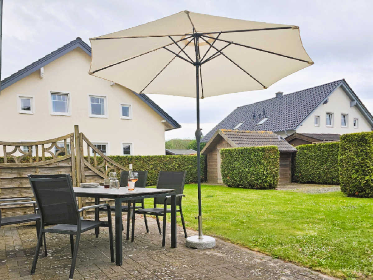 Sonnige Terrasse mit Gartenmöbeln und Grill, Ferienwohnung Fehmarn